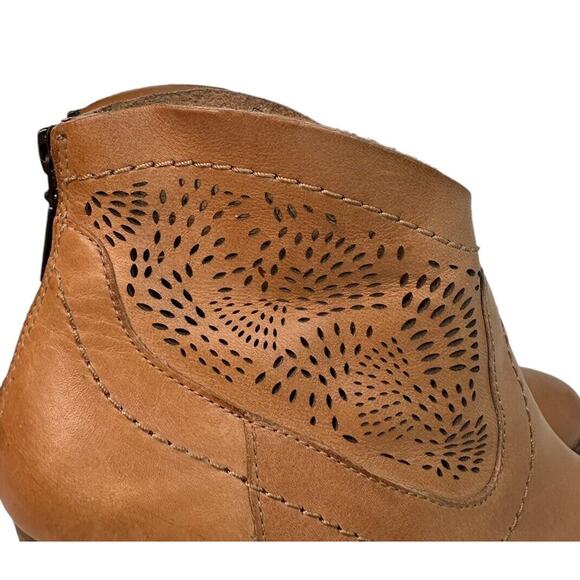 UGG Charlotte Perforated Tan Leather Cowgirl Ankle Booties Zip Back Sz 7 EU 38 - Picture 3 of 13